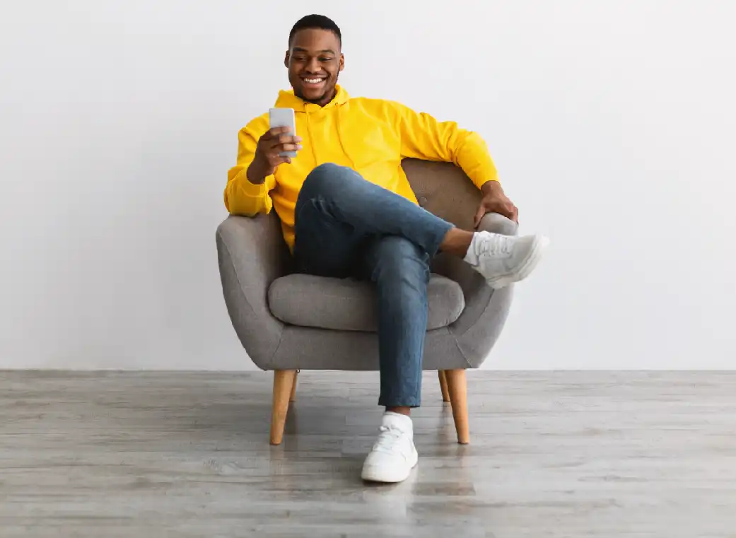 Hombre sentado usando el celular