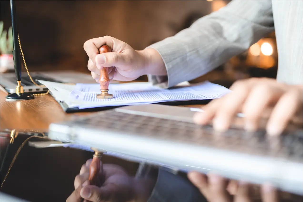 Mujer colocando sello en documentos
