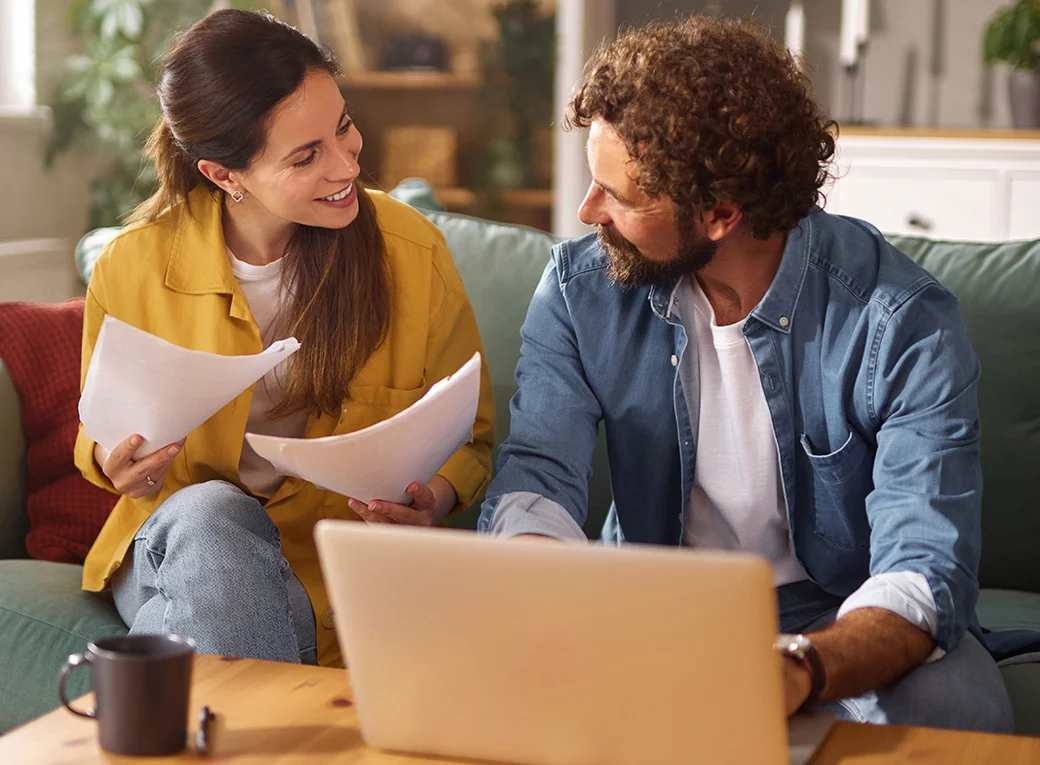 Pareja hablando sobre finanzas 