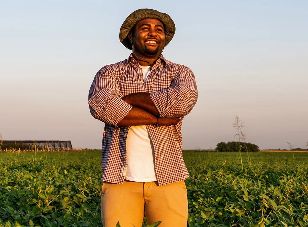 Persona sonriendo en el campo