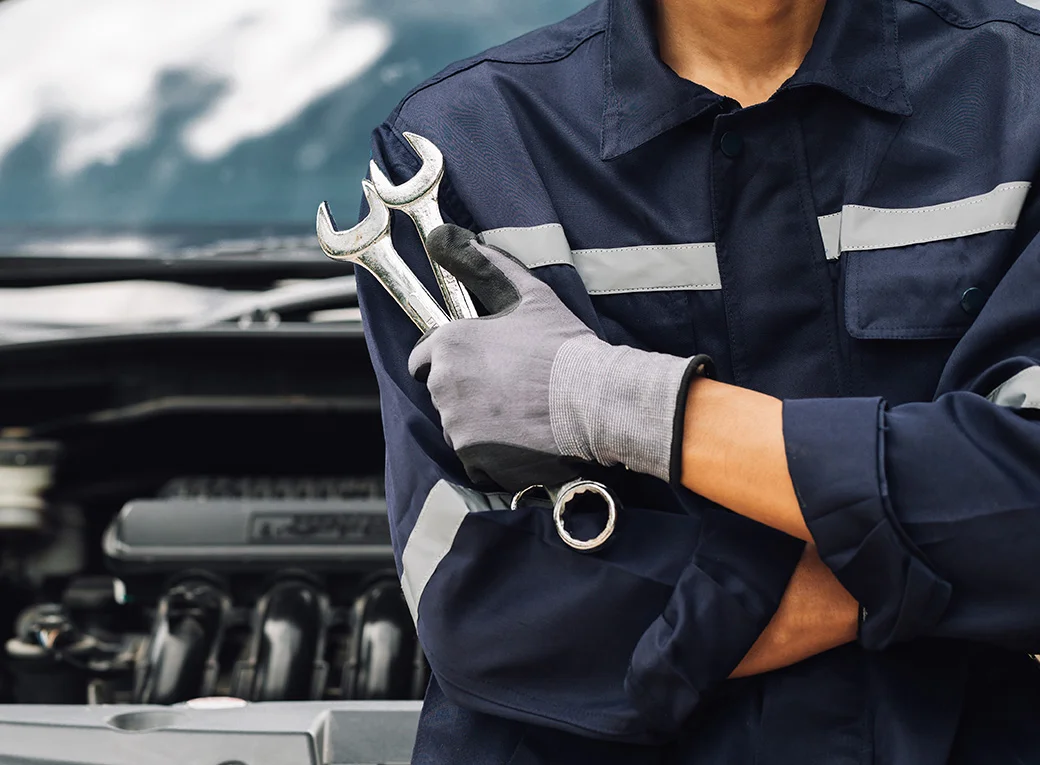 Mecánico cerca del motor de un auto 