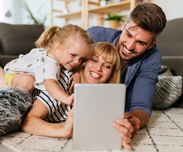 Familia jugando con una tabla en el suelo de la casa