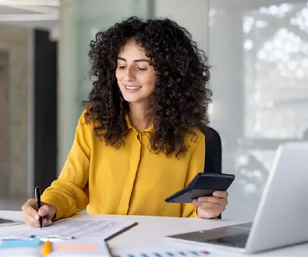 Mujer haciendo cálculos en su oficina 