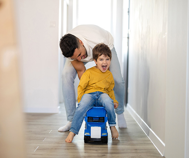 Papá jugando con su hijo 
