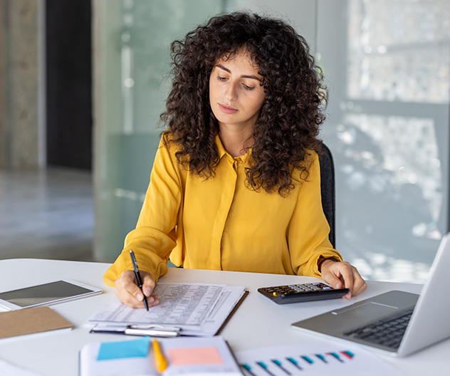 Mujer trabajando en una oficina