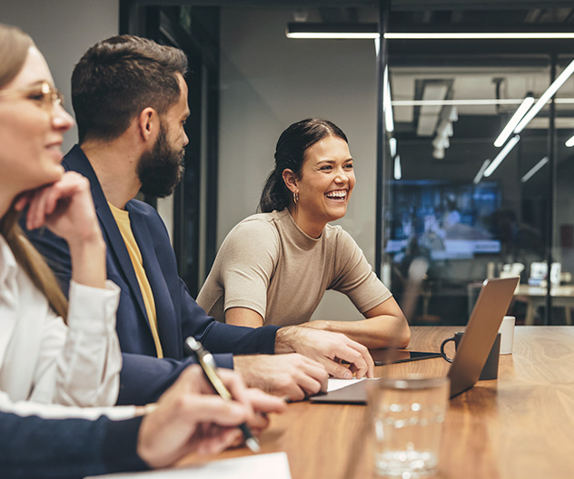 Personas reunidas en sala de juntas