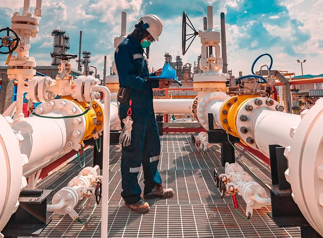 Hombre en planta de petróleo 