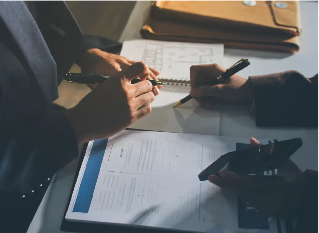 documentos en escritorio de trabajo