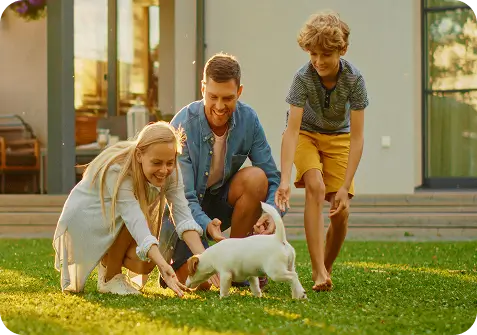 Familia compartiendo con su mascota