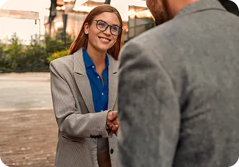 Mujer ejecutiva negociando con un ejecutivo