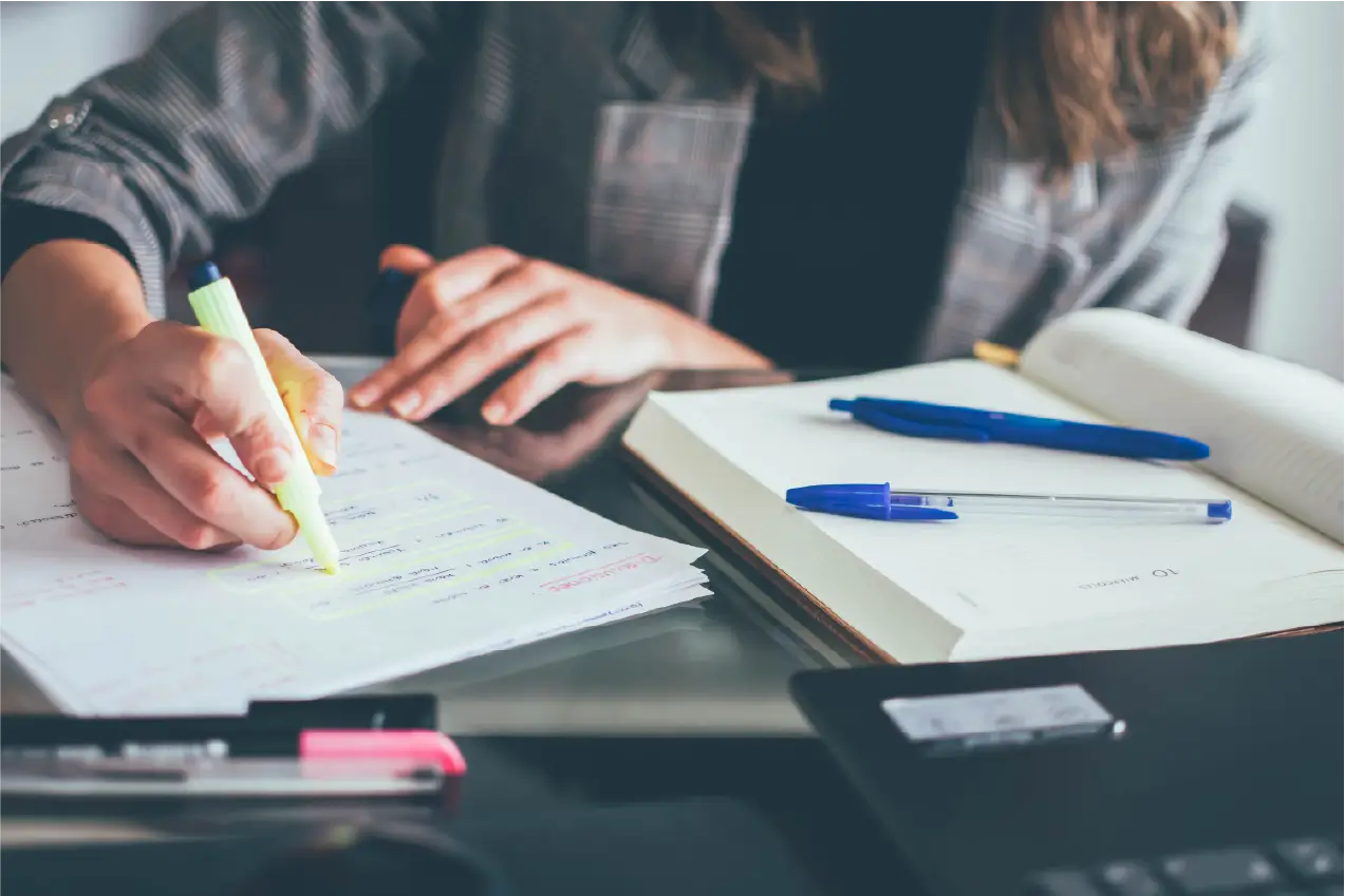 persona tomando nota