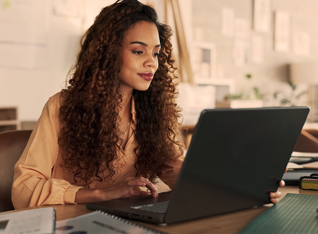Mujer trabajando en un computador portatil