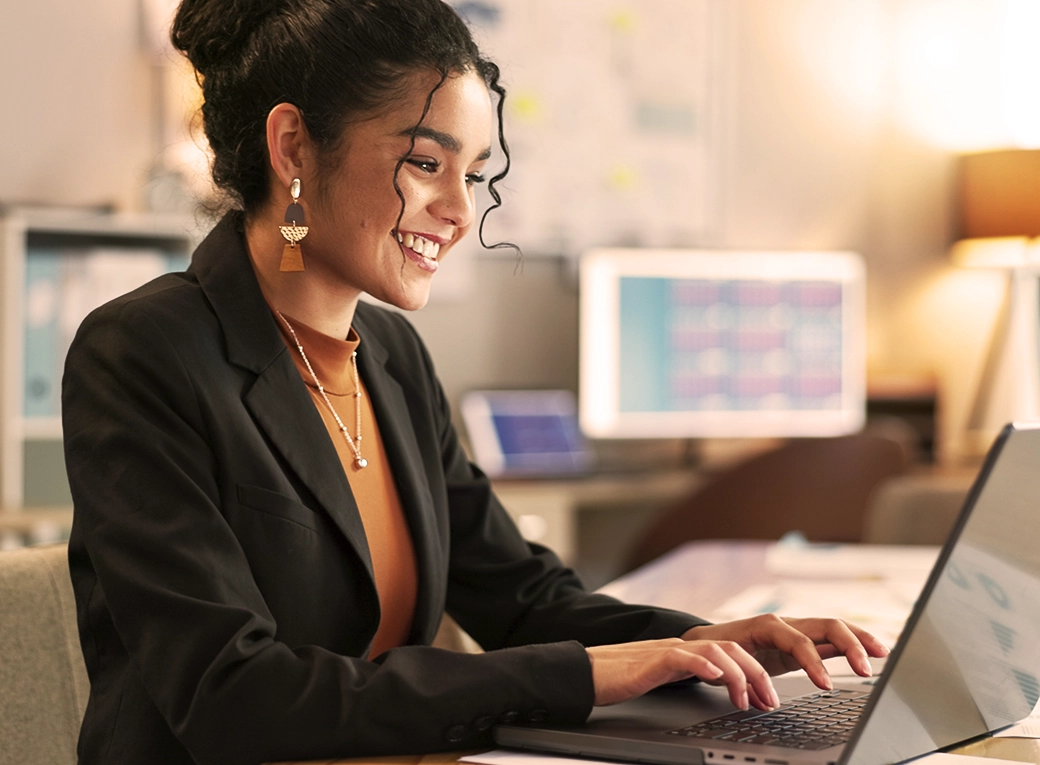 Mujer trabajando en un computador portatil