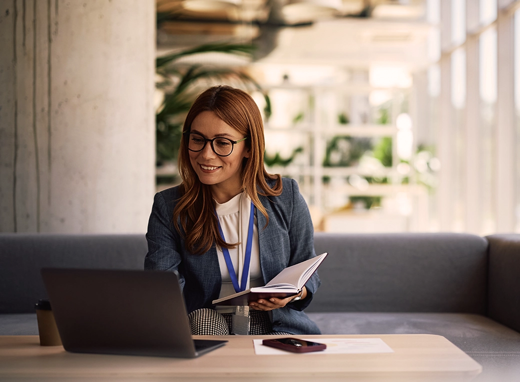 Mujer trabajando en un computador portatil
