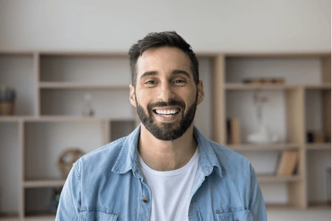 Hombre sonriente -Seguro Hombre AP